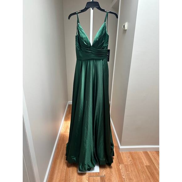 NEW NWT La Femme 28607 Emerald Gown Dress size 0 - Picture 3 of 6